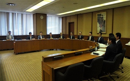 県民環境委員会の審査風景画像