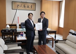 0806文部科学省への要請（武部副大臣）.jpg