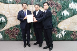 0819-1赤澤経済再生担当大臣.jpg