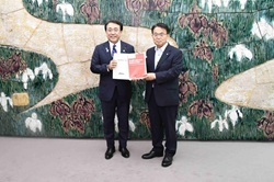 0819-2赤澤経済再生担当大臣.jpg