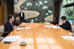 0819赤澤賃金向上担当大臣.jpg