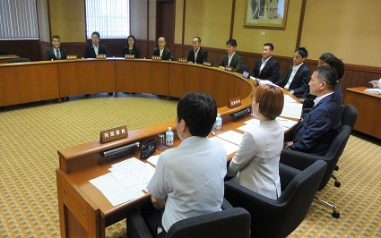 福祉医療委員会の審査風景画像
