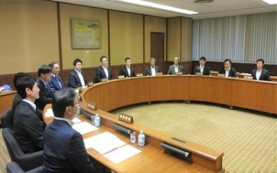 建設委員会の審査風景画像