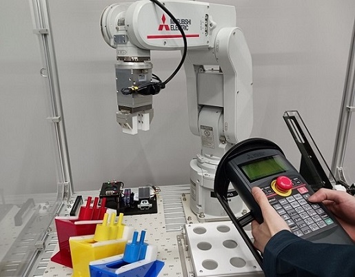産業用ロボットの操作実習（ロボットシステム科）の画像