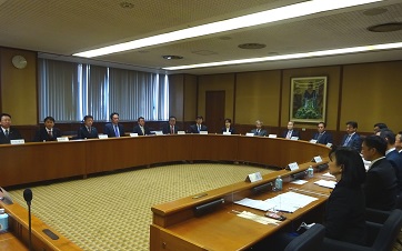 新型コロナウイルス感染症対策特別委員会の審査風景画像