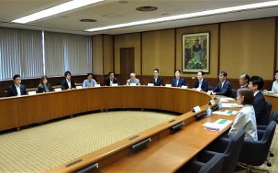 カーボンニュートラル調査特別委員会の審査風景画像