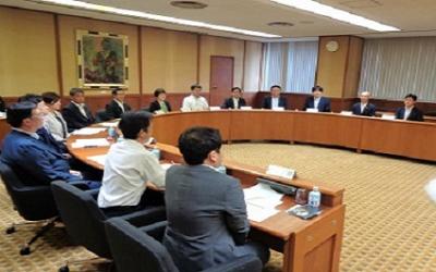 子ども・子育て対策特別委員会の審査風景画像