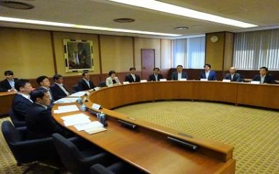 子ども・子育て対策特別委員会の審査風景画像