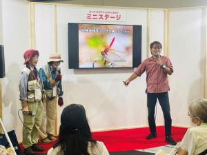 愛・地球博でインタープリターを務めた鉄崎さんはじめ３人によるステージ