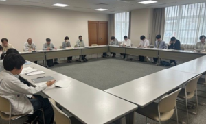 ロの字に並べられた机にて会議をする様子