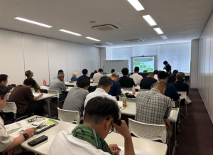 27名の新規就農希望者が熱心に説明を聞く様子