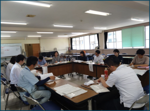 ロの字に並べられた席で話し合う様子