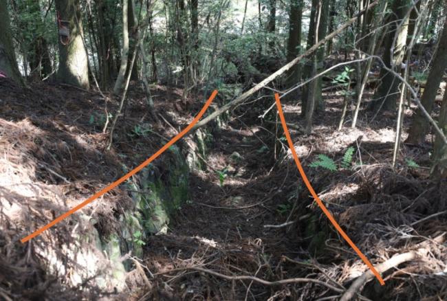 斜面に残る水路跡