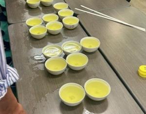 机に並べられたいくつもの出品茶