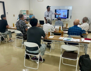 熱心に研修内容に注目する参加者