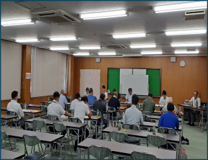 会議室で研修を受ける赤とんぼ米生産者の方々