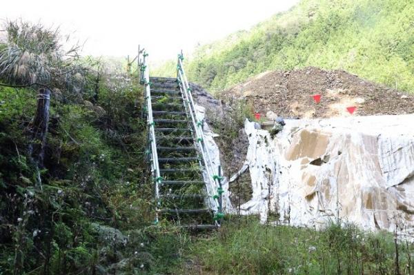 盛り土とはしごの様子