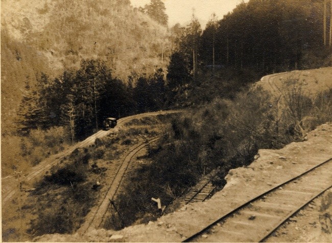 ヘアピンカーブを進む機関車