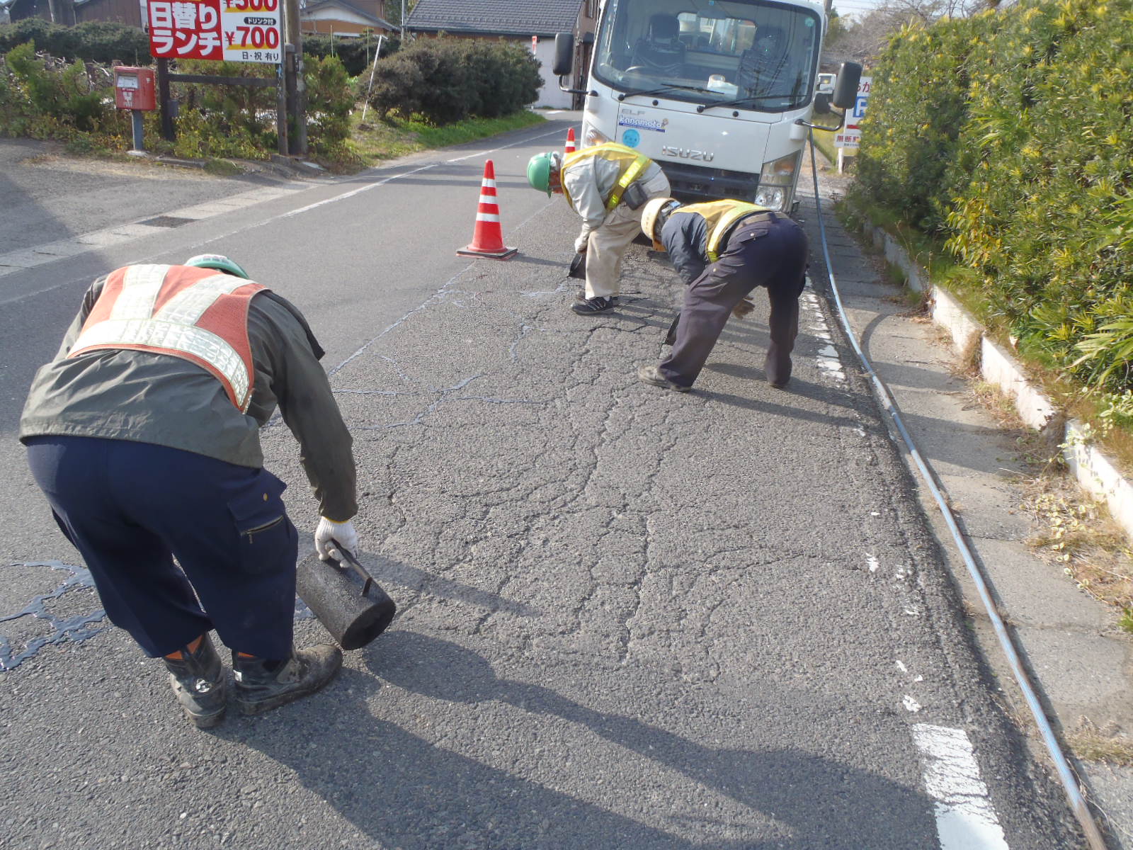 舗装のひび割れたところに亀裂充填材を入れているところです。