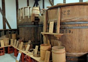 江戸時代に建てられた歴史ある酒蔵の中