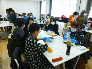 昨年度の様子（女性４人が白菜の浅漬けを作っています）