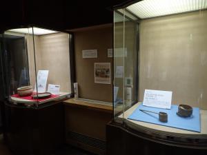 展示室の様子です。鍋とひしゃくが展示されています。