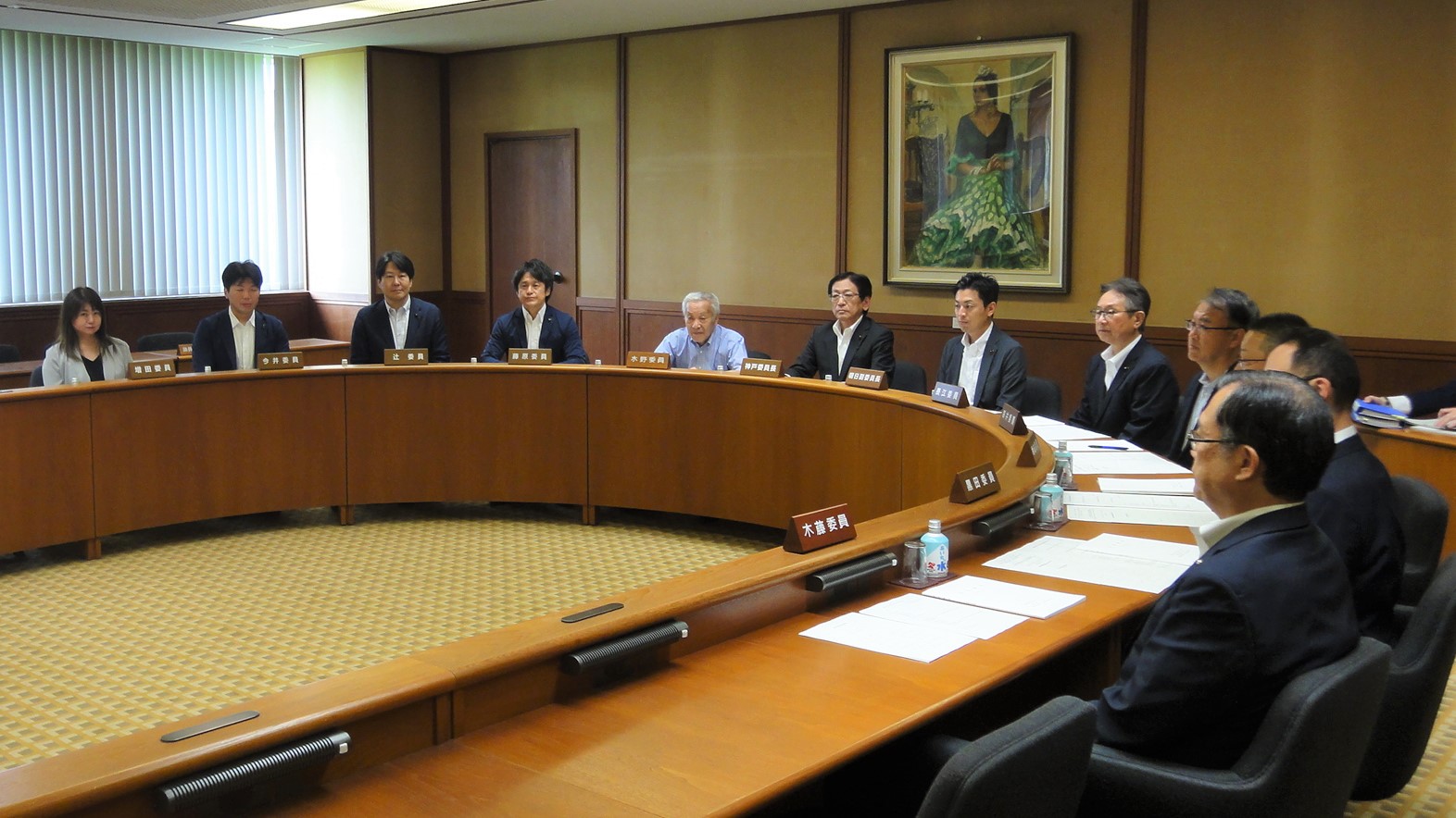 総務企画委員会の審査風景画像