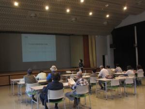 スライドの資料を熱心に見る参加者