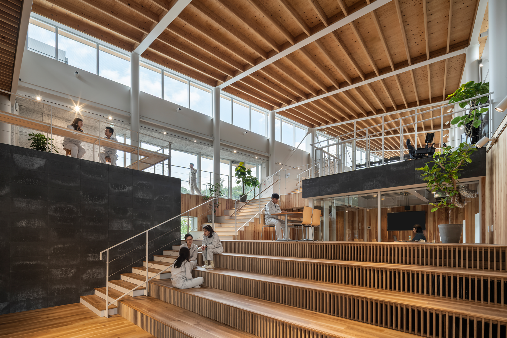 川口組テクノセンター 事務所棟内観