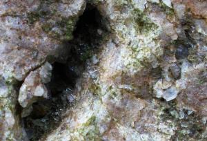 晶洞中の水晶の写真