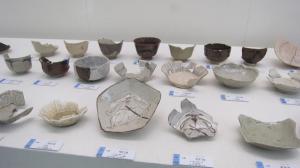 五角形の白くて浅いうつわに、人の絵が描かれています。この人物はその特徴から「南蛮人」、つまりヨーロッパの人だと考えられています。