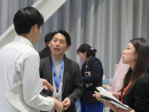 名刺交換の様子