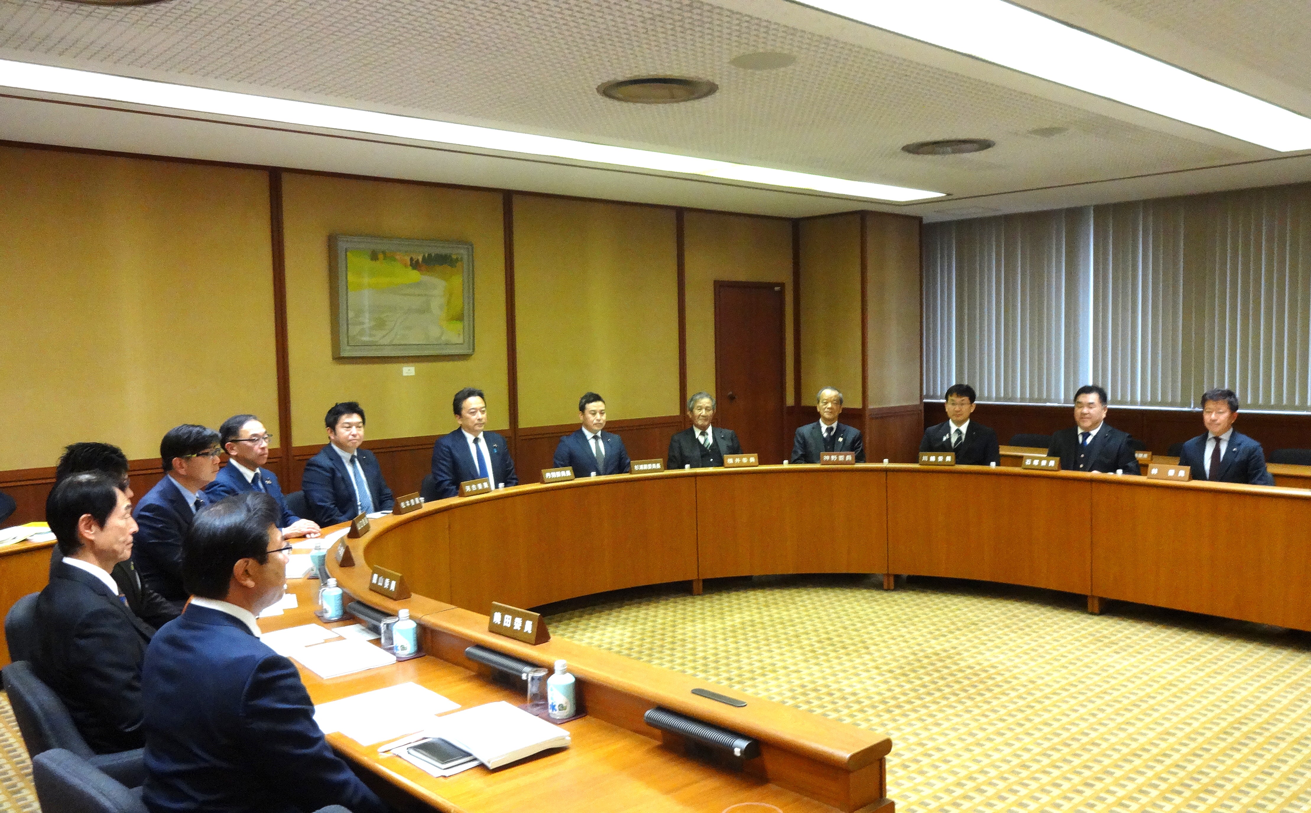 建設委員会の審査風景画像