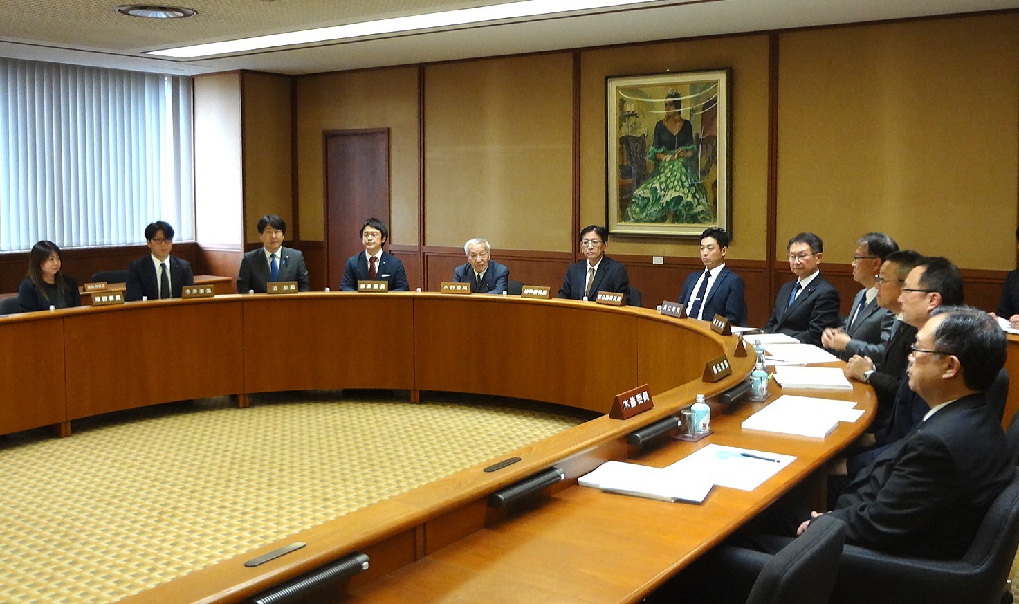 総務企画委員会の審査風景画像