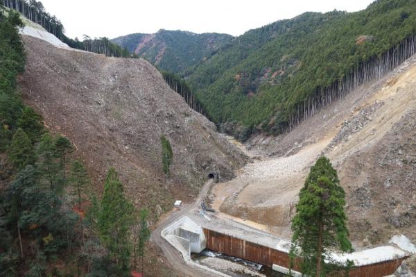 谷間にトンネルがある様子