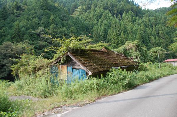 駅舎であった潰れかけの廃屋