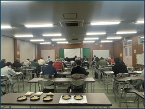 赤とんぼ米栽培グループ研修会で熱心に説明を聞く参加者の様子