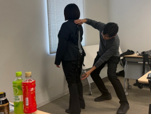 4Hクラブのクラブ員によるアシストスーツ着用体験の様子