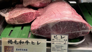 店頭のケースに陳列された赤毛和牛ひれ肉の塊