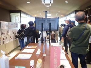 展示解説の様子です。