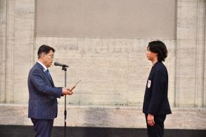 愛知県スポーツ顕彰授与式、知事が読み上げる様子