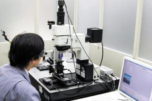 あいち産業科学技術総合センターでの研究風景