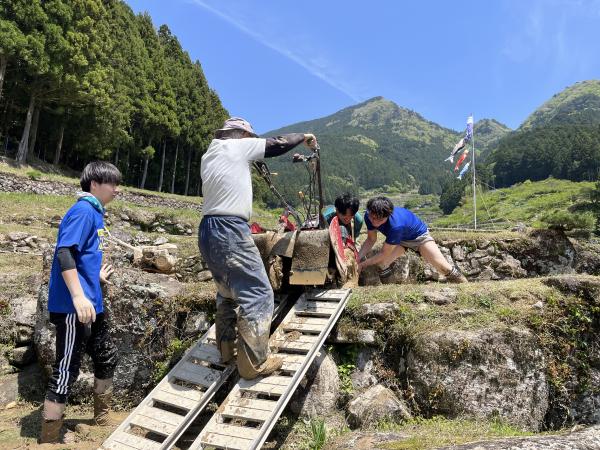 棚田での耕作は大変!