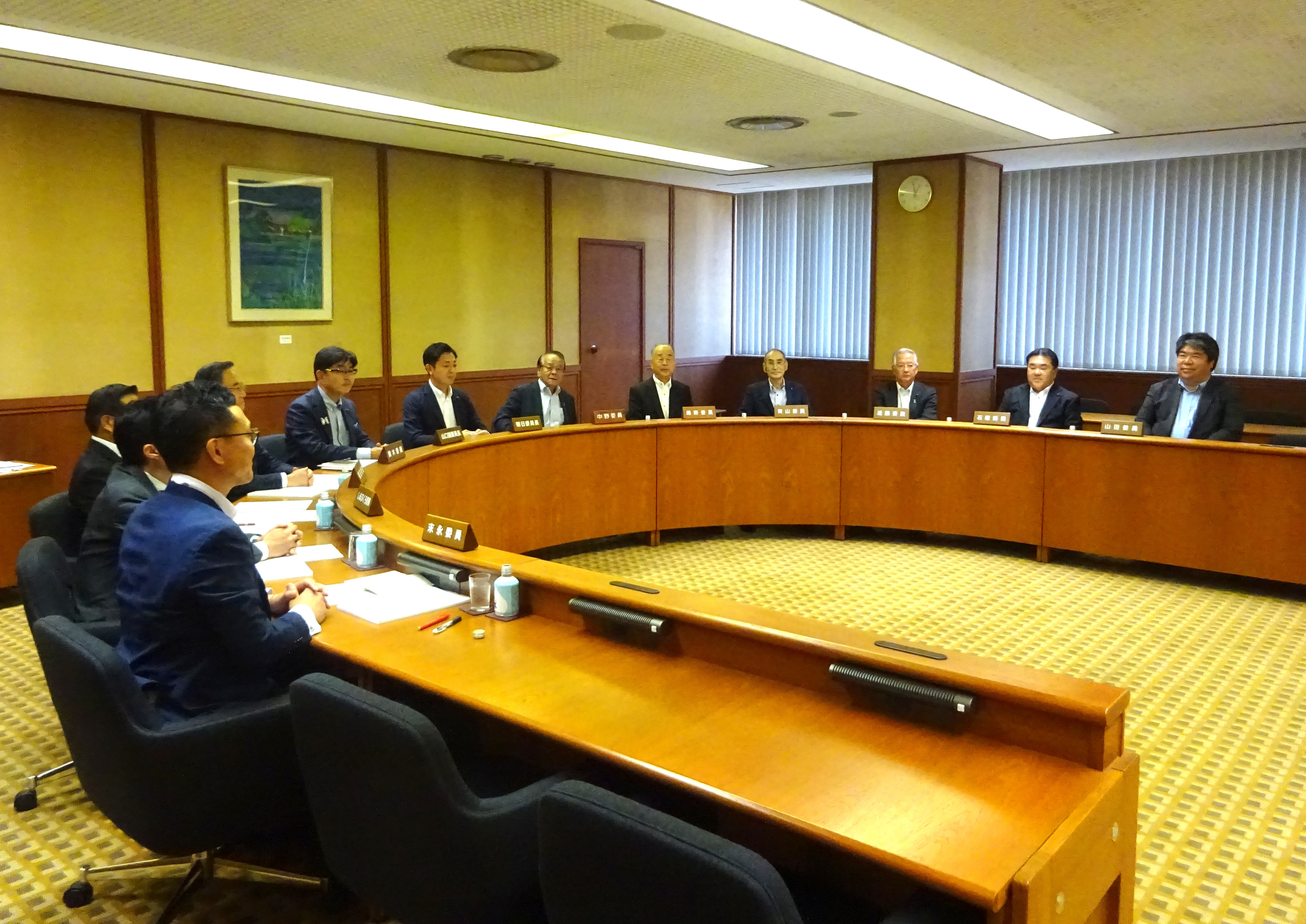 農林水産委員会の審査風景画像