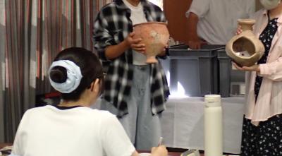 土器に触れる様子です