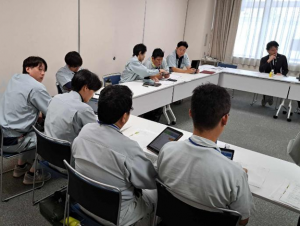 カメムシ発生量見える化調査の説明会を受ける営農指導員等の様子