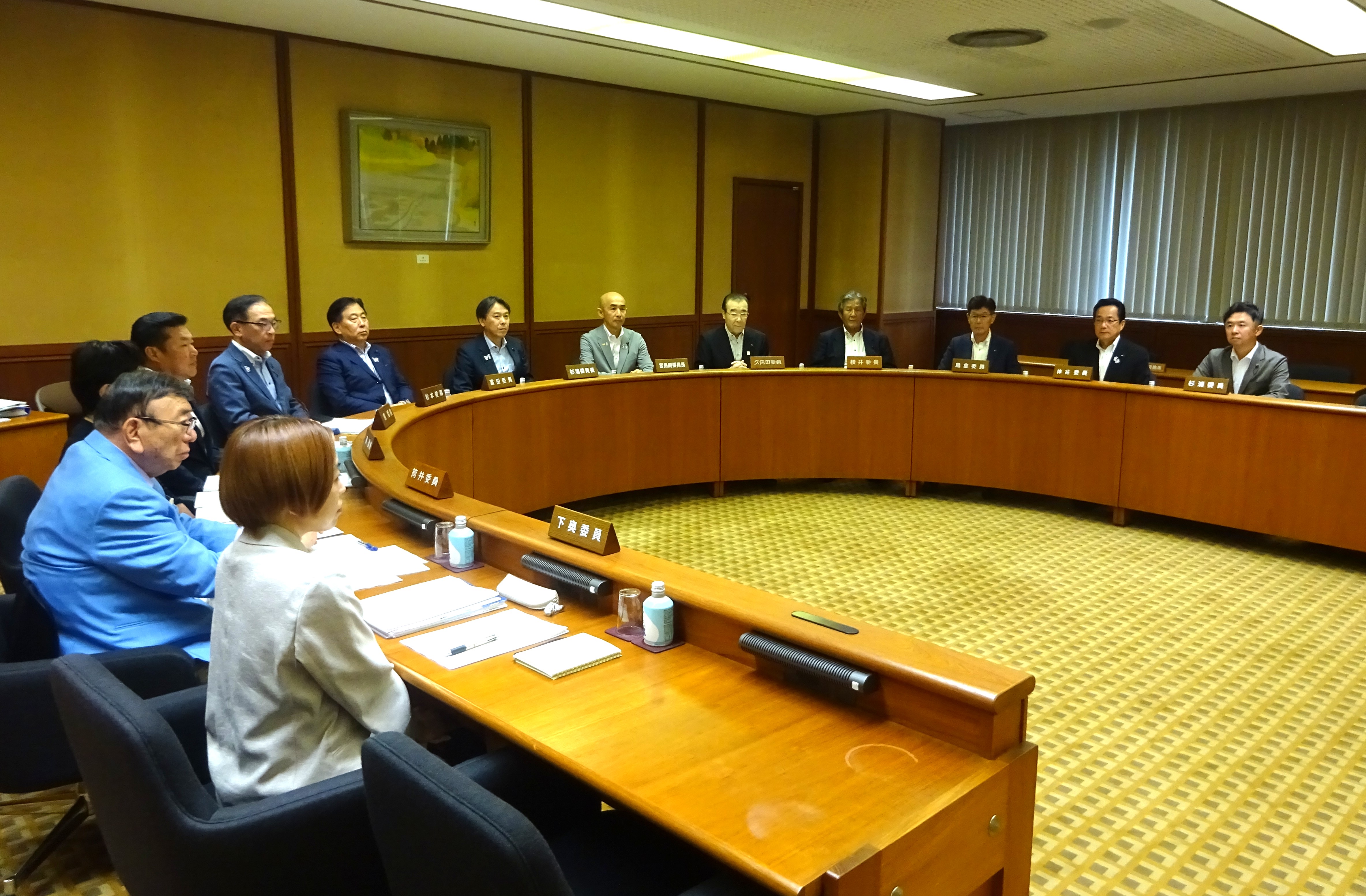 建設委員会の審査風景画像
