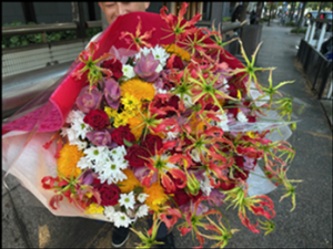 聖火リレー最終ランナーへの花束イメージ
