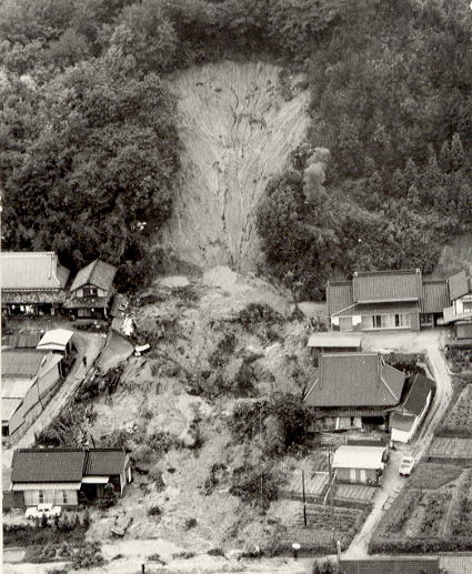 裏山の崩壊により直撃を受けた家屋（豊田市上川口町地内）