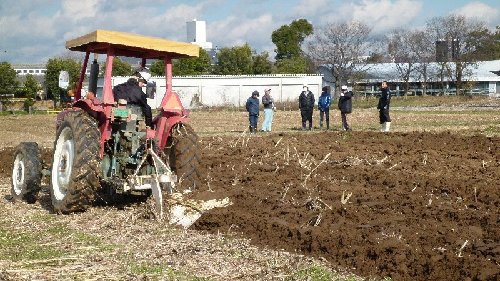 大特トラクタ作業研修の様子